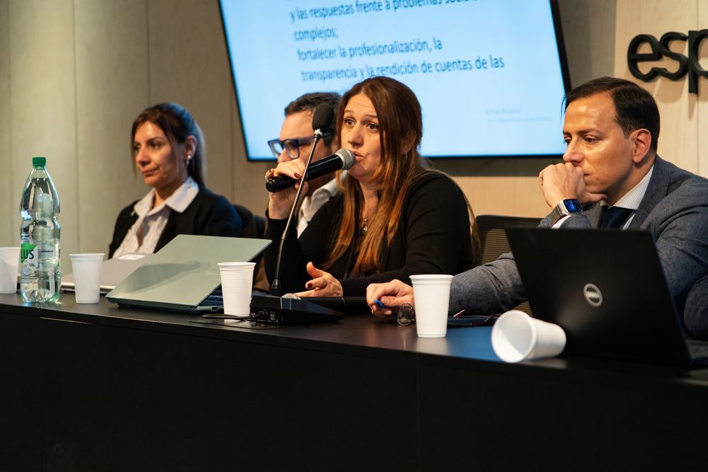 Una integrante de la mesa hace uso de la palabra